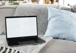 Скачать Мокап MacBook Pro на генераторе мокапов дивана бесплатно